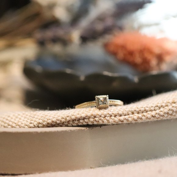 Green Moss Grows | 14K gold and green sapphire ring - Picture 13 of 13